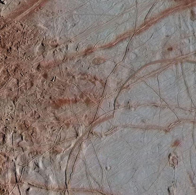 Badan Penerbangan dan Antariksa Amerika Serikat (NASA) merilis foto baru dari es di Europa, satelit Planet Jupiter.. 