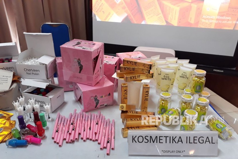 Badan Pengawas Obat dan Makanan (BPOM) kembali merilis menyita persediaan kosmetika ilegal di Tegal Alur, Cengkareng, di kantornya, Jakarta Pusat, Rabu (28/3). Produk kosmetik ilegal yang disita sebanyak 900 koli dengan nilai keekonomian diperkirakan Rp 3 miliar.