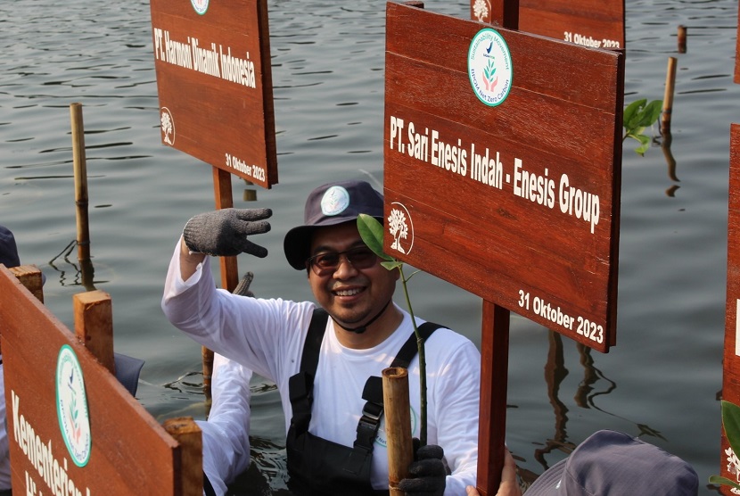 Badan Pengawas Obat dan Makanan (BPOM) mengisiasi program net zero carbon melalui konservasi ekosistem mangrove. Pada pelaksanaannya, BPOM berkolaborasi dengan para pelaku usaha obat dan makanan, serta pemangku kepentingan lain salah satunya Enesis Group.