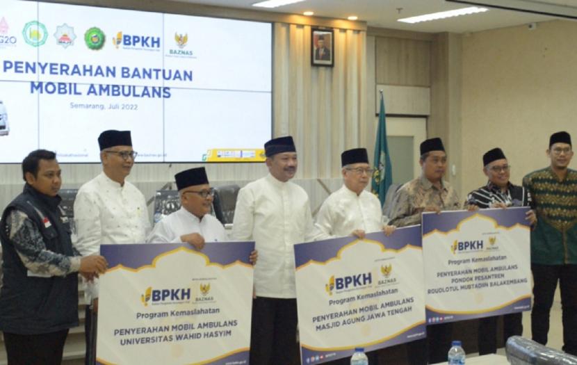 Badan Pengelola Keuangan Haji (BPKH) bersama Badan Amil Zakat Nasional (Baznas) menyerahkan bantuan ambulans kepada Klinik Universitas Wahid Hasyim, Klinik Masjid Agung Jawa Tengah, dan Ponpes Roudlotul Mubtadiin Balekambang, Jepara.