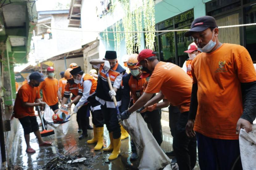  Badan Pengelola Keuangan Haji (BPKH) bersama Badan Amil Zakat Nasional (Baznas) terjun langsung melayani masyarakat yang menjadi korban banjir Jakarta dan sekitarnya.