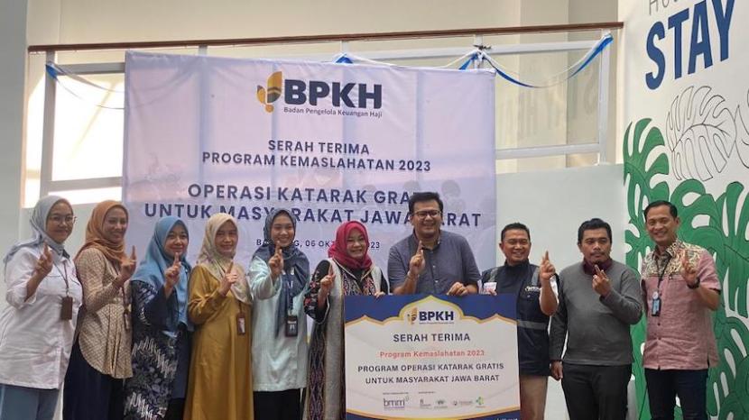 Badan Pengelola Keuangan Haji (BPKH) bersama Baitulmaal Muamalat (BMM) menyampaikan informasi kegiatan operasi katarak gratis bagi 100 warga Jawa Barat di Klinik Adiandra Medika, Kota Bandung, Jawa Barat, Jumat (6/10/2023). 