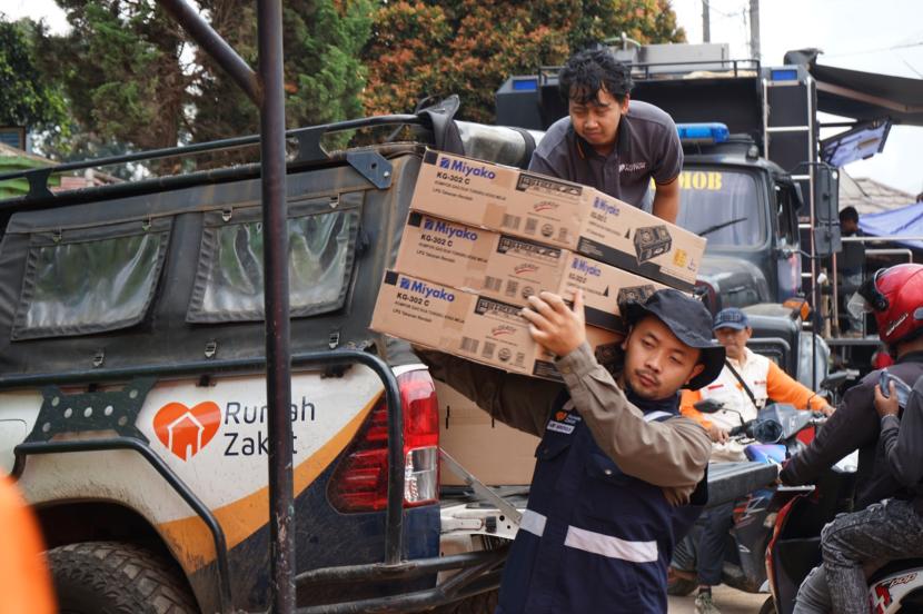 Badan Pengelola Keuangan Haji (BPKH) bersama Rumah Zakat menyalurkan bantuan tanggap darurat. 