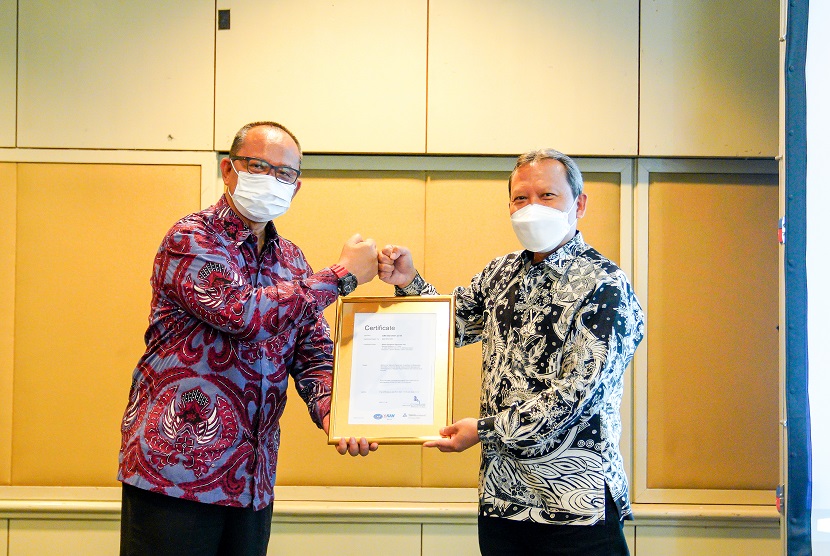 Badan Pengelola Keuangan Haji (BPKH) kembali mempertahankan sertifikat ISO 37001:2016 pada ruang lingkup kegiatan Penghimpunan Dana, Investasi, Penempatan, Kemaslahatan, Keuangan, Pengadaan dan Umum, Sumber Daya Manusia, Legal, Kepatuhan dan Manajemen Risiko. Sertifikat diterima secara langsung oleh Anggota BPKH Bidang Keuangan dan Manajemen Risiko Acep Riana Jayaprawira di Jakarta (16/11) dan disaksikan langsung oleh 4 Anggota BPKH yaitu Rahmat Hidayat, Ajar Susanto Broto, Beny Witjaksono dan Hurriyah El Islamy serta seluruh insan BPKH secara daring. 