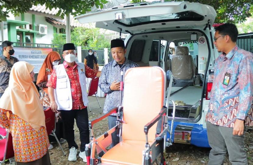 Badan Pengelola Keuangan Haji (BPKH) melalui mitra kemaslahatan Badan Amil Zakat Nasional (Baznas), menyalurkan bantuan ambulans untuk Yayasan Rumah Khidmat Indonesia senilai Rp 291.380.000. 