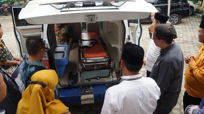 Badan Pengelola Keuangan Haji (BPKH) melalui mitra Kemaslahatan Badan Amil Zakat Nasional (Baznas), menyalurkan bantuan pengadaan mobil ambulans untuk Yayasan Jannatul Maujud Kabupaten Kendal, Jawa Tengah.