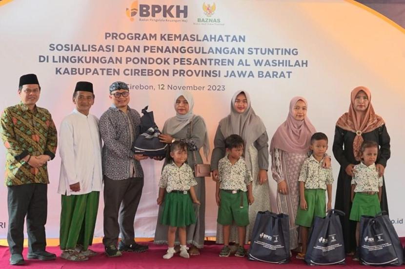 Badan Pengelola Keuangan Haji (BPKH) melalui Mitra Kemaslahatan Badan Amil Zakat Nasional (Baznas) menyalurkan bantuan 1.500 paket penanggulangan stunting bagi masyarakat di sekitar Yayasan Pendidikan Al Washilah Cirebon.