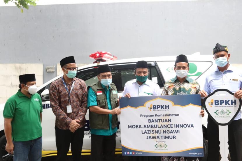 Badan Pengelola Keuangan Haji (BPKH) melalui Program Kemaslahatan menyalurkan bantuan berupa ambulans kepada NU Care-LAZISNU.