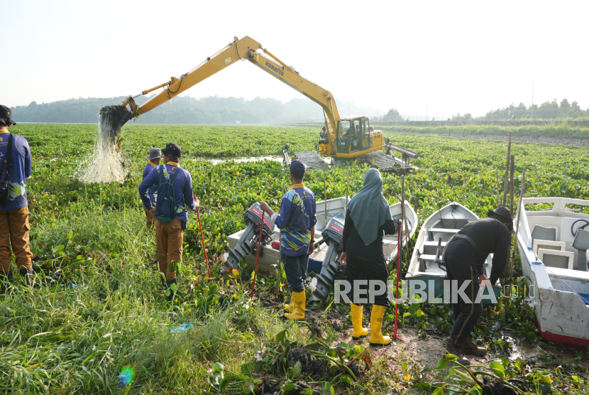 Badan Pengusahaan (BP) Batam melalui Badan Usaha SPAM dan Fasling melakukan aksi pembersihan gulma yang menutupi permukaan Waduk Duriangkang, Selasa (18/11/2025).