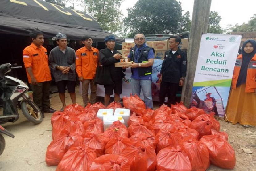 Badan Penyelenggara Jaminan Sosial (BPJS) Ketenagakerjaan Kantor Wilayah Banten, Yayasan Al Maghfiroh bersama Rumah Zakat distribusikan bantuan kebakaran di Kampung Kadu Hede.