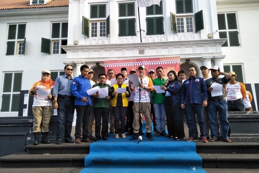 Badan Penyelenggara Pemilu (Bawaslu) dan peserta dari berbagai partai politik menghadiri Deklarasi Kampanye Damai (Deklarasi Fatahillah) di kawasan wisata Kota Tua, Jakarta Barat, Jumat (27/10).