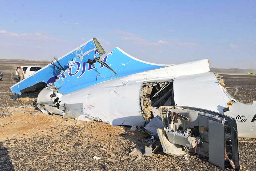 Badan pesawat Rusia yang hancur di wilayah gurun Hassana, dekat Kota el-Arish, Semenanjung Sinai, Mesir, Sabtu (31/10).