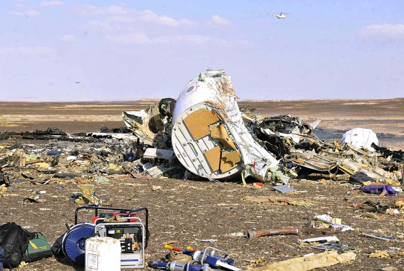 Badan pesawat Rusia yang hancur di wilayah gurun Hassana, dekat Kota el-Arish, Semenanjung Sinai, Mesir, Sabtu (31/10).