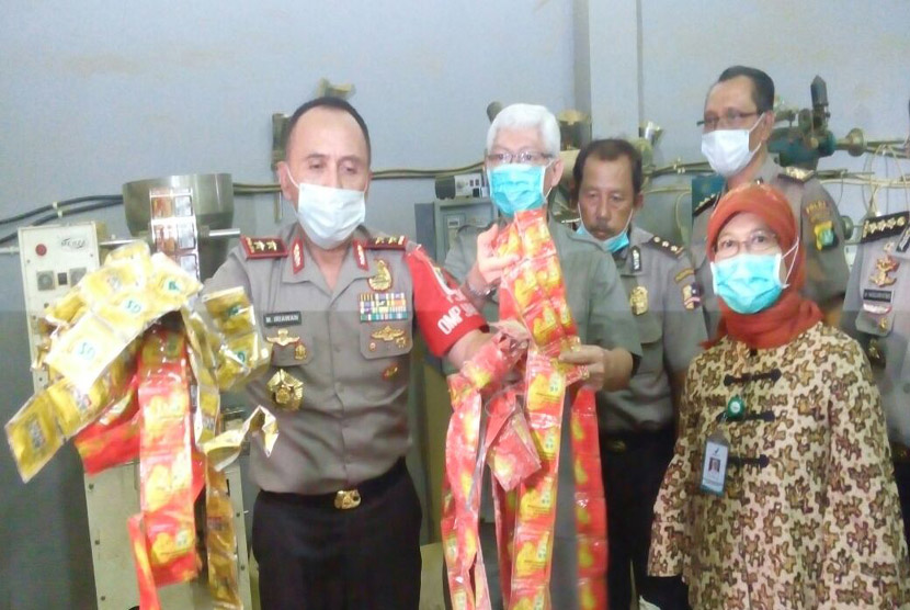 Badan POM dan Polda Metro Jaya  grebek pembuat obat dan jamu ilegal di Jakarta Timur.