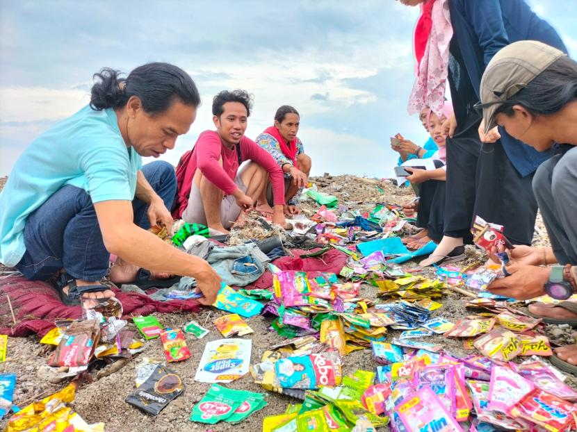 Badan Riset Urusan Sungai Nusantara (BRUIN) melaksanakan Sensus Sampah Plastik di 64 titik di 28 kabupaten/kota di 13 provinsi di Indonesia. 