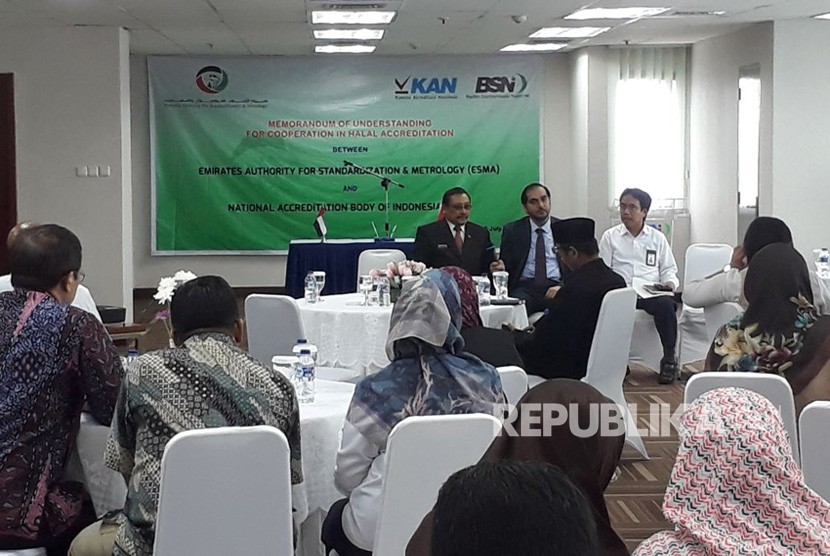 Badan Standardisasi Nasional (BSN) melalui Komite Akreditasi Nasiona(KAN) melakukan kerjasama bidang akreditasi lembaga sertifikasi halal dengan Emirates Authority for Standardization and Metrology (ESMA) di Ruang Serbaguna BSN, Kemenko Maritim, Jakarta Pusat, Senin (23/7).