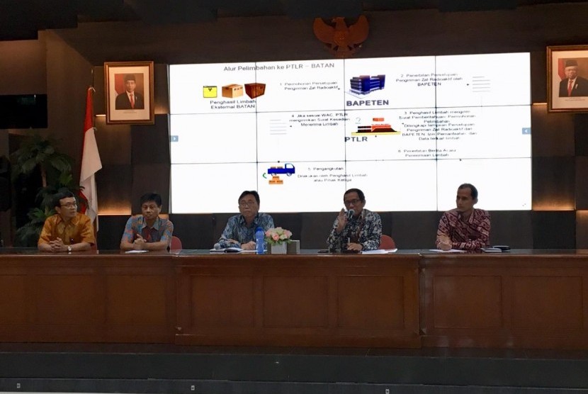 Badan Tenaga Nuklir Nasional (Batan) gelar konferensi pers terkait temuan zat radioaktif di komplek Batan Indah, Tangerang Selatan (Tangsel), Jumat (28/2).