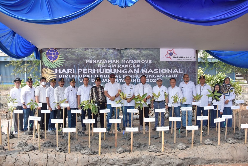 Badan Usaha Pelabuhan (BUP) PT Karya Citra Nusantara (KCN) menanam 1.000 bibit mangrove di pesisir pantai Pelabuhan Marunda, Cilincing, Jakarta Utara dalam rangka memperingati Hari Perhubungan Nasional 2022 (Harbubnas).
