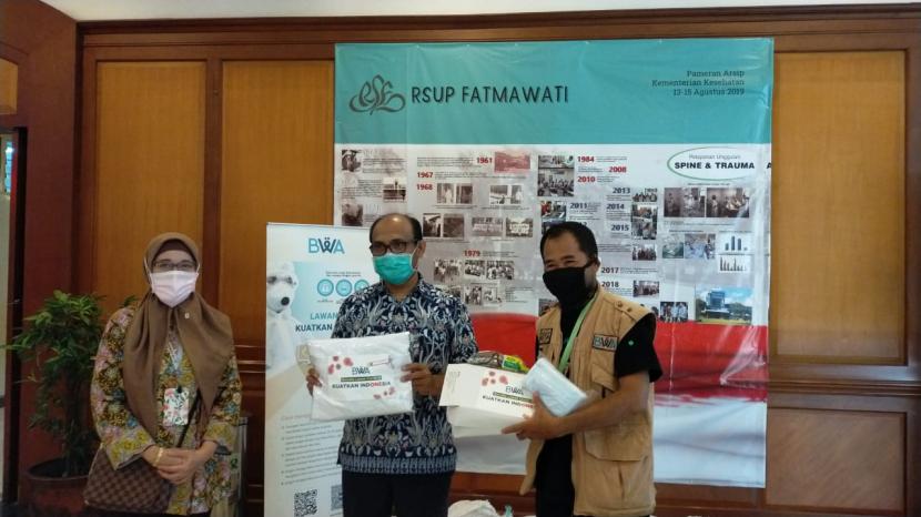 Badan Wakaf Al Qur'an menyerahkan bantuan Alat Pelindung Diri (APD) ke RS Fatmawati, Jakarta.