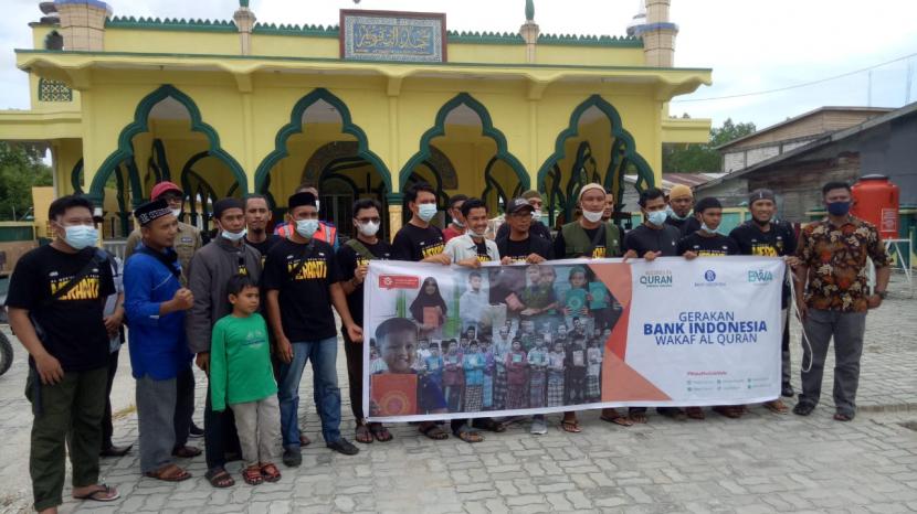 Badan Wakaf Alquran (BWA) bersinergi dengan Gerakan Wakaf Bank Indonesia menyalurkan 1.000 eksempar Quran wakaf ke Kepulauan Meranti.