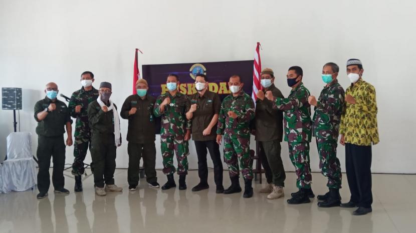 Badan Wakaf Alquran (BWA) bersinergi dengan TNI AD dan TN AL mendistribusikan Alquran wakaf di wilayah Papua Barat.