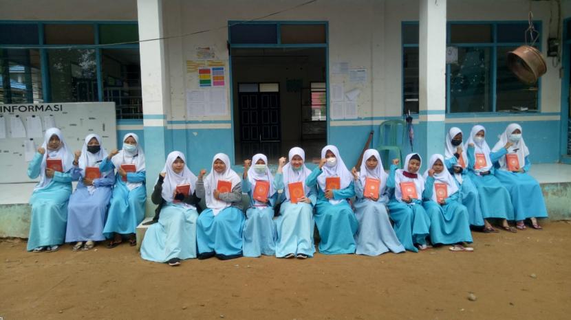 Badan Wakaf Alquran (BWA) mendistribusikan Alquran wakaf ke sejumlah pesantren, rumah tahfidz, majelis taklim dan masjid di Kalimantan Selalatan (Kalsel), 12-19 Juli 2021.