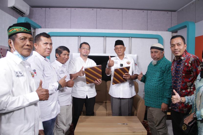 Badan Wakaf Alquran (BWA) meneken kerja sama dengan Ikatan Keluarga Minang (IKM) DPD Jakarta Barat, Jumat (3/12).