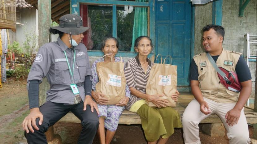 Badan Wakaf Alquran (BWA)  menyalurkan 150 paket sembako kepada dhuafa dan jompo di Kecamatan Gunung Kencana, Kabupaten Lebak, Banten, Sabtu (8/5).