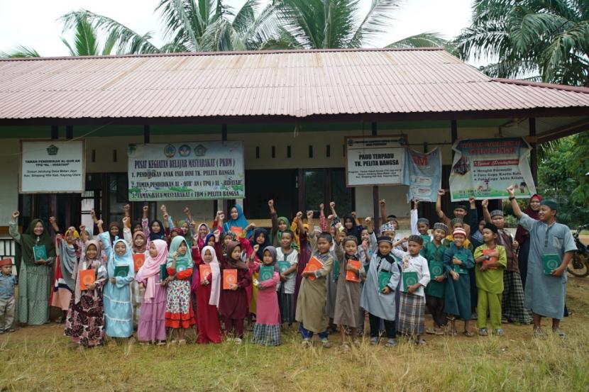 Badan Wakaf Alquran (BWA) menyalurkan Alquran wakaf kepada masyarakat  Dusun Jelutung, Desa Matan Jaya, Kec Simpang Hilir, Kabupaten  Kayong Utara, Provinsi  Kalimantan Barat , pekan  lalu.