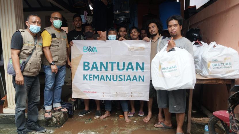 Badan Wakaf Alquran (BWA) menyalurkan bantuan untuk korban banjir di Jakarta, Sabtu (21/2).