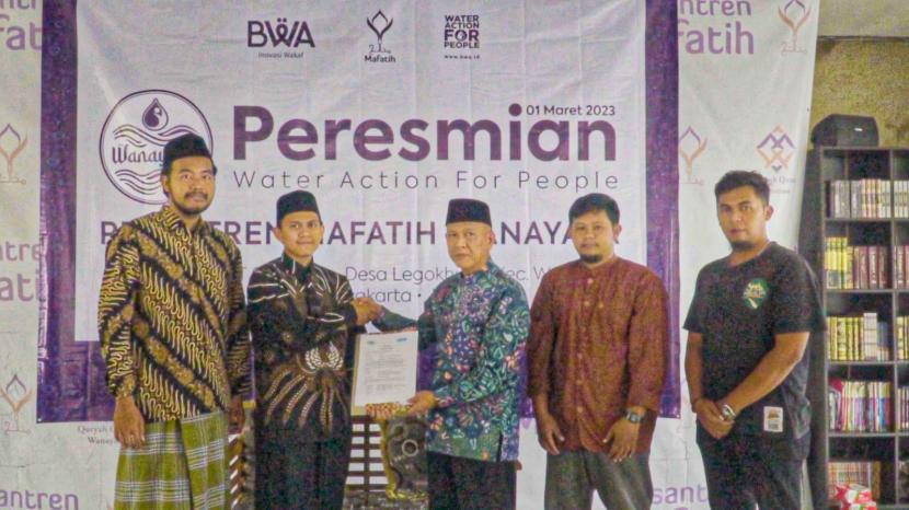 Badan Wakaf Alquran (BWA) menyerahkan bantuan sarana air bersih, melalui program Water Action For People (WAFP), kepada  Pondok Pesantren Mafatih Kecamatan Wanayasa, Kabupaten Purwakarta, Jawa Barat, Rabu (1/3/2023).