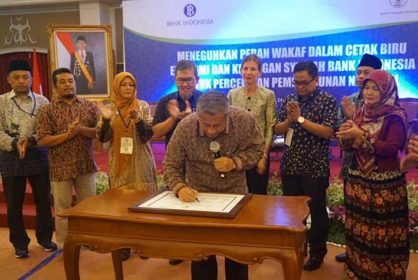 Badan Wakaf Indonesia membuat Nota Kesepahaman dengan salah satu badan organisasi Perserikatan Bangsa-Bangsa (PBB) yaitu United Nations Development Programme (UNDP) di di Gedung Kebon Sirih, Bank Indonesia, Jakarta Pusat, Kamis (24/1). 