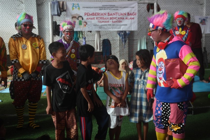 Badut dari Aku Badut Indonesia menghibur anak korban bencana tsunami di pengungsian Labuan, Pandeglang, Banten, Kamis (27/12/2018).