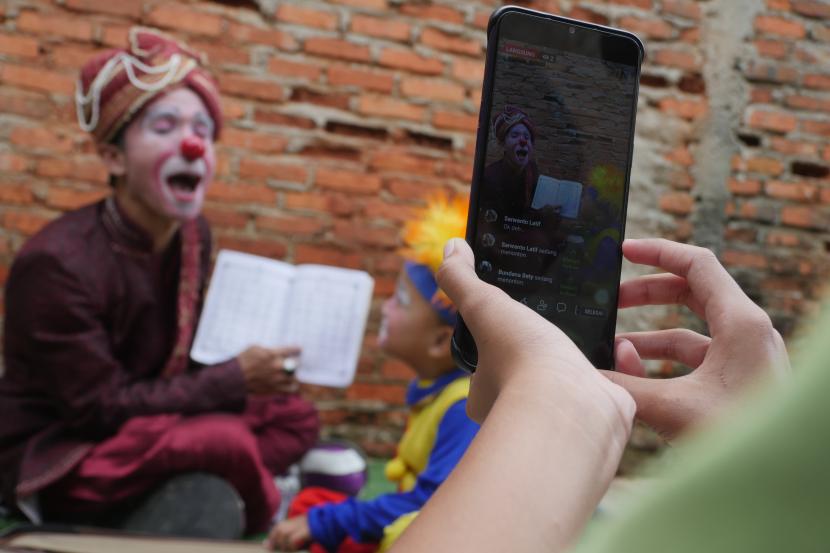 Badut Syariah tengah mengajar ngaji secara daring di tengah masa pandemi corona.