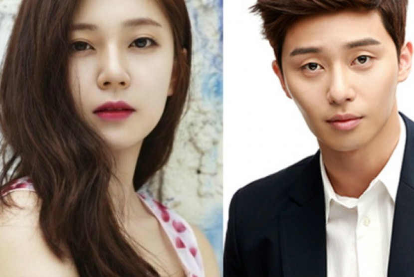 Baek Jin Hee dan Park Seo Joon (kanan) 
