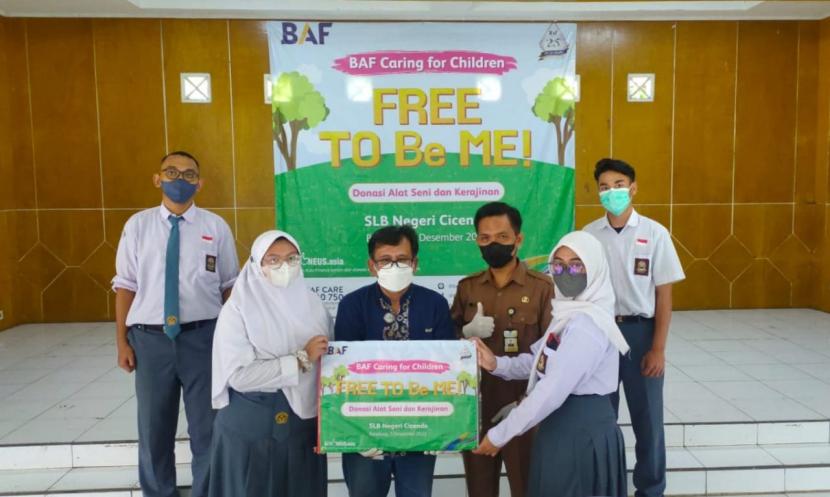 BAF memberikan donasi pada SLBN Cicendo Bandung.