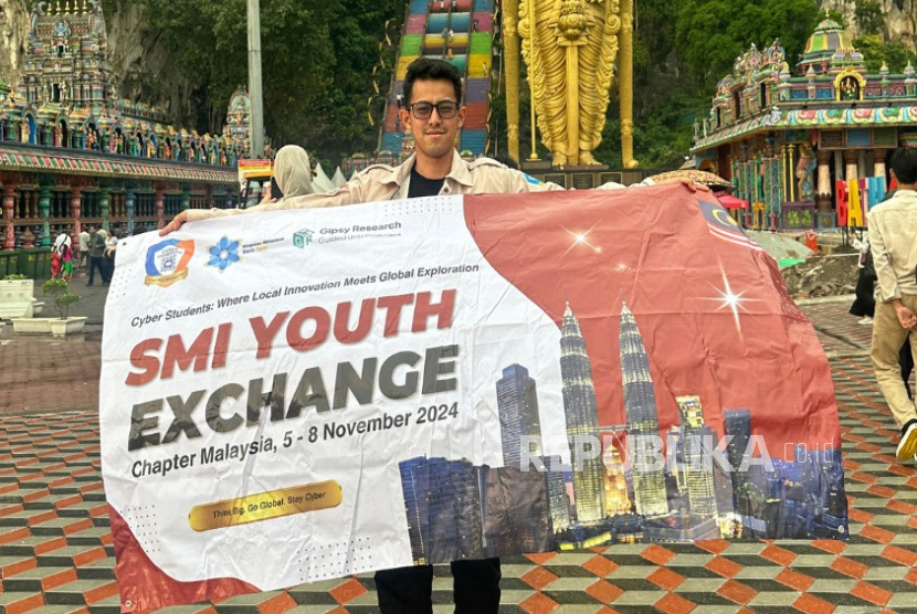 Bagas, mahasiswa aktif Cyber University meraih penghargaan Best Leader di ajang SMI Youth Exchange Chapter Malaysia 2024.