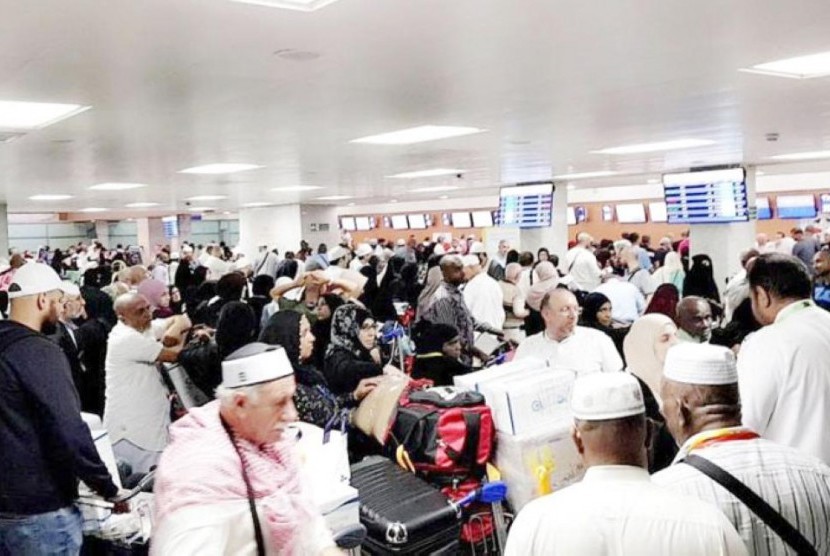 Suasana antrean layanan bagasi bagi jamaah haji di Bandara Jeddah.