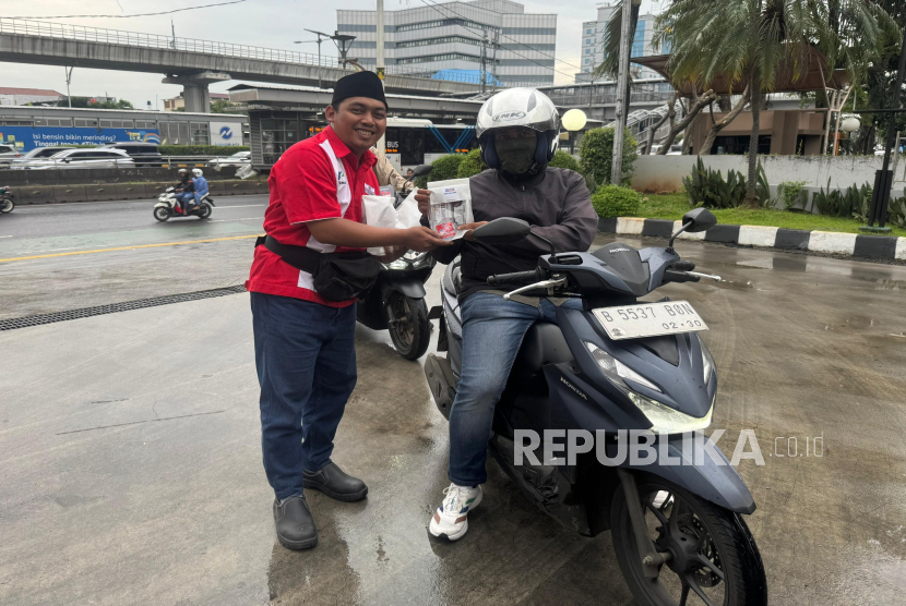 Bagi bagi takjil gratis di SPBU COCO Pertamina