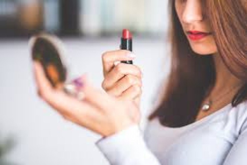 Aneka pilihan lipstik hingga lip tint tersedia di pasar namun pastikan yang berlabel halal yang menjadi pilihan/ilustrasi.