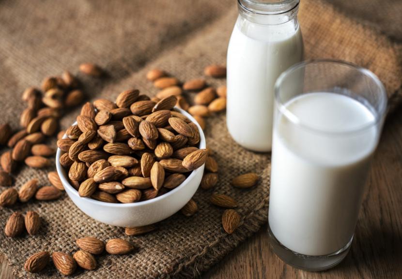 Susu almond (Ilustrasi). Susu nabati, seperti susu almond, tidak memiliki kandungan nutrisi yang setara dengan susu sapi.