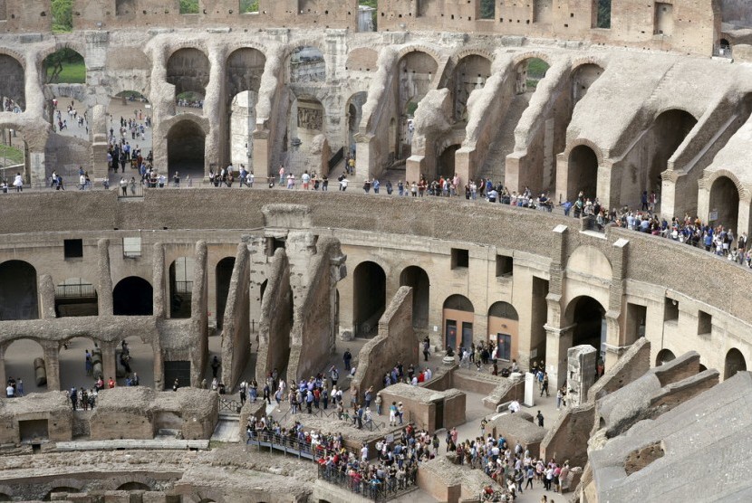 Bagian dalam Koloseum Roma, Italia.