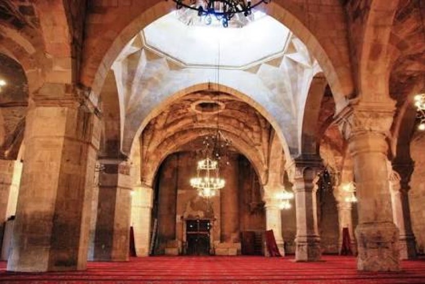 Bagian dalam masjid Divrigi