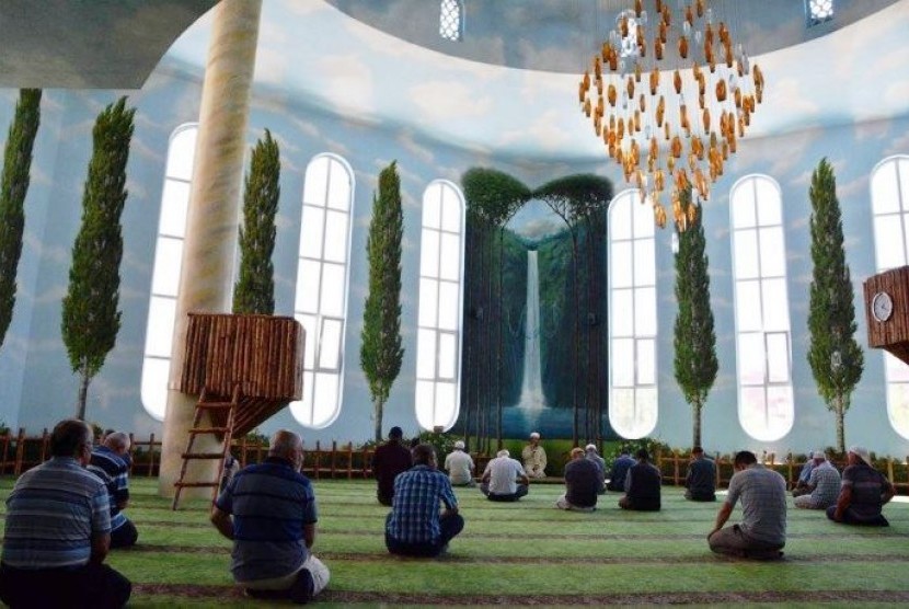 Bagian dalam Masjid Hamidiyah di Turki.