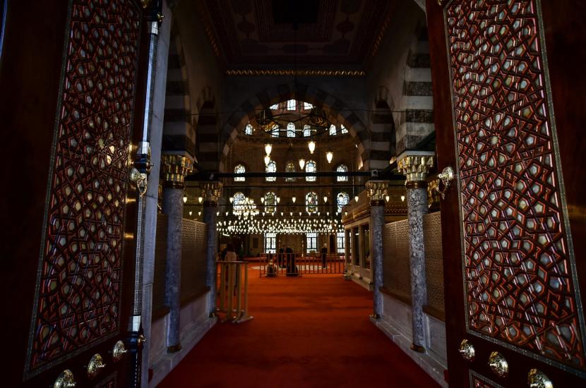 Bagian dalam Masjid Yeni Cami berusia 356 tahun di Istanbul, Turki pada 6 Januari 2023. Masjid yang dibangun pada era Ottoman itu dibuka setelah pemugaran. Erdogan Hadiri Upacara Pembukaan Masjid Berusia 356 Tahun