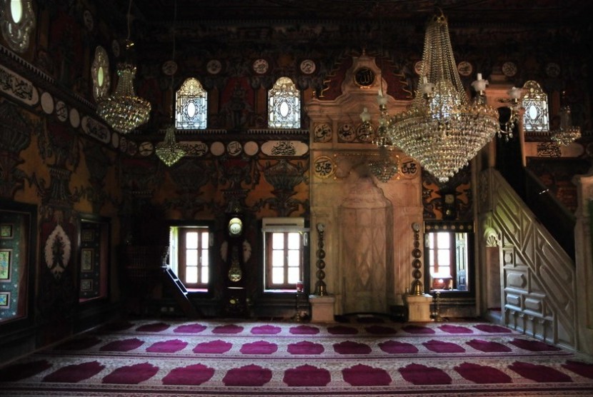 Bagian dalam ruangan Masjid Sarena Djamiza