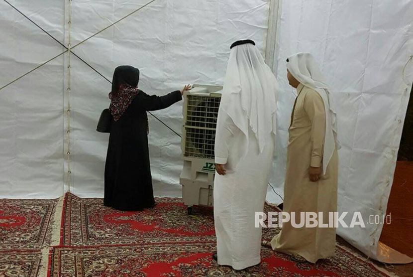 Bagian dalam tenda baru jamaah haji 2017 di Arafah yang dilengkapi dengan karpet baru, lampu LED, kipas dan pendingin udara (Ilustrasi)