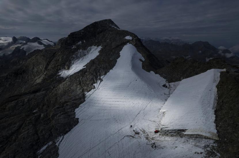 Bagian dari es gletser Corvatsch ditutupi dengan terpal, dekat Samedan, Swiss, Senin, 5 September 2022. Ahli glasiologi telah menghentikan program mereka untuk mengukur gletser. Keputusan telah diambil pada 2019 dan musim panas 2022 telah menyebabkan 
