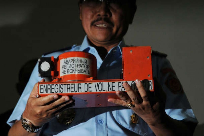  Bagian dari kotak hitam pesawat Sukhoi SJ100, Flight Data Recorder (FDR) ditunjukkan kepada pers di Bandara Halim Perdanakusuma, Jakarta, Kamis (31/5). 