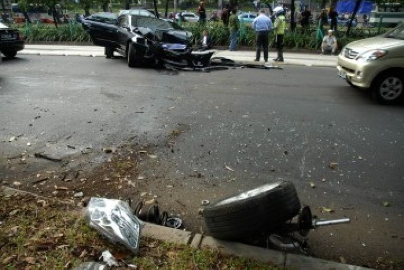 Bagian depan mobil yang mengalami kecelakaan ringsek dan roda terpental. Tidak ada korban jiwa dalam kejadian tersebut. 